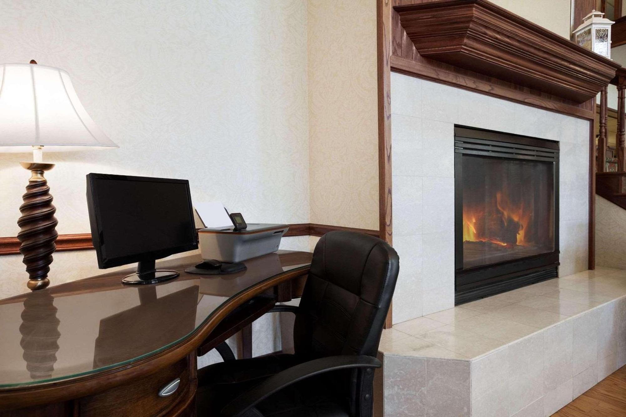 Country Inn & Suites By Radisson Bismarck Waterpark Esterno foto