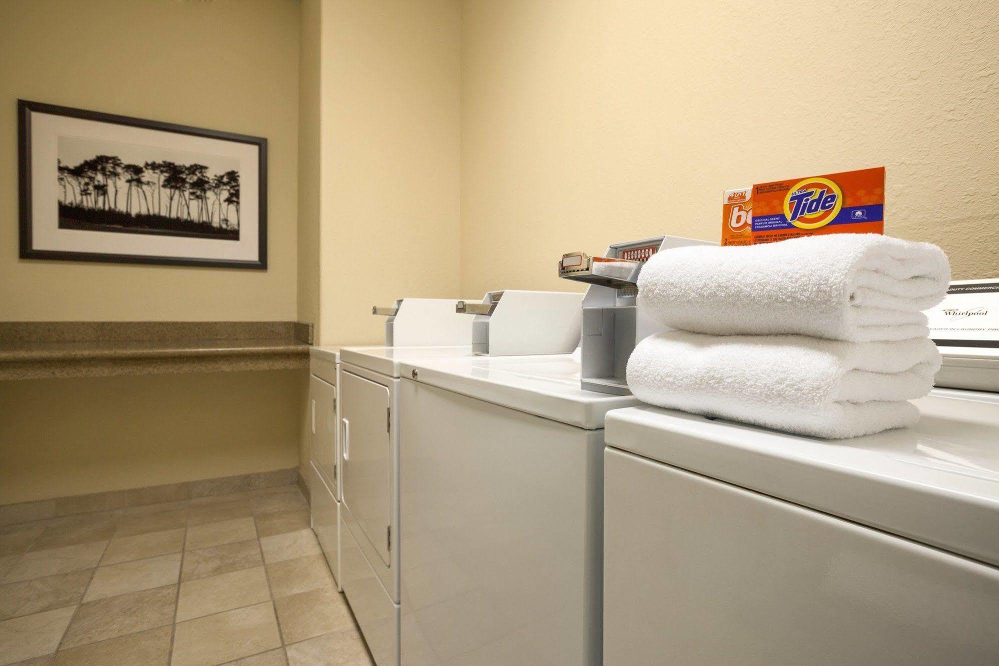 Country Inn & Suites By Radisson Bismarck Waterpark Esterno foto